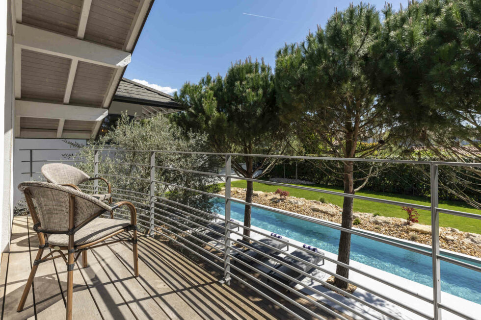 Terrasse avec vue piscine - villa de luxe près de Genève