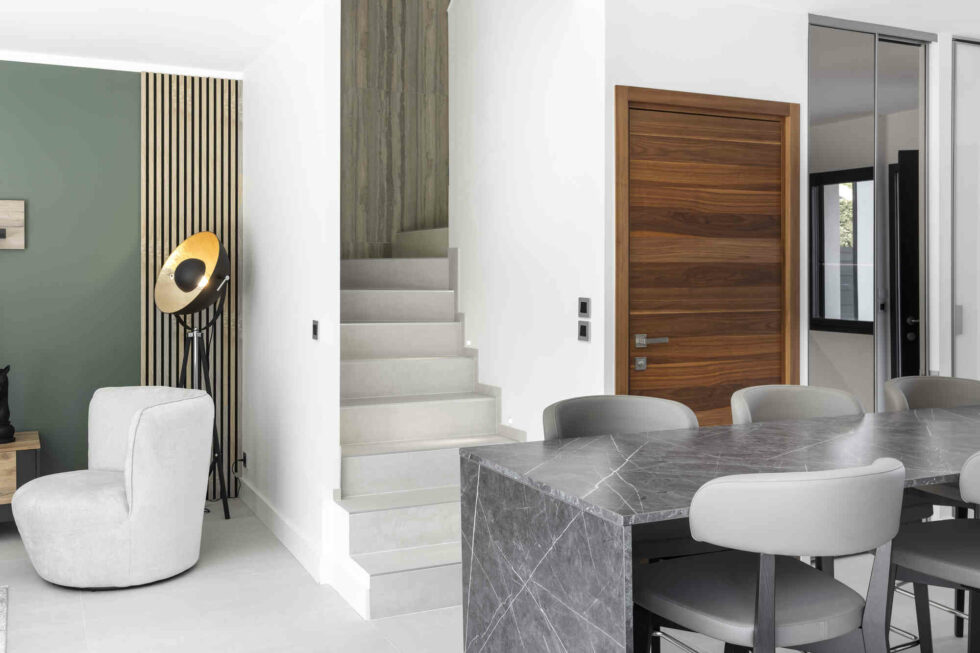 Salon lumineux d'une villa de luxe près de Genève