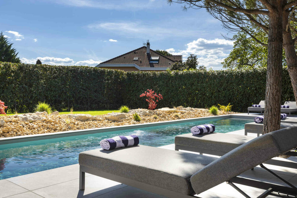 Piscine extérieure avec transats au domaine Rivages Bay