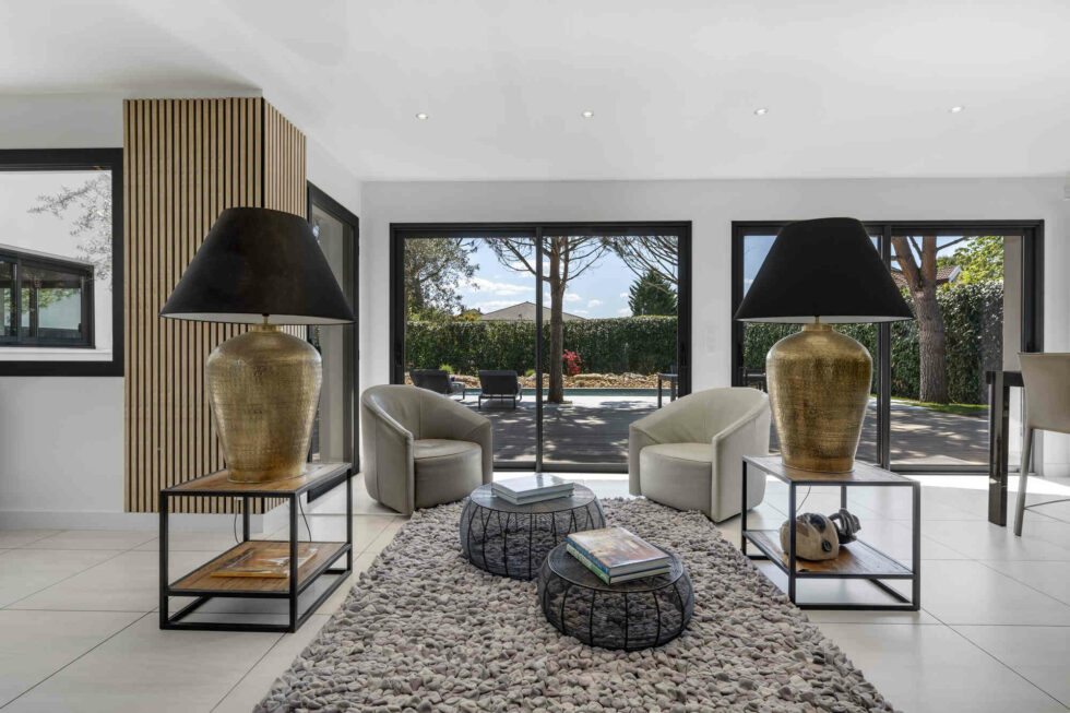 Salon lumineux d'une villa de luxe près de Genève et du lac Léman